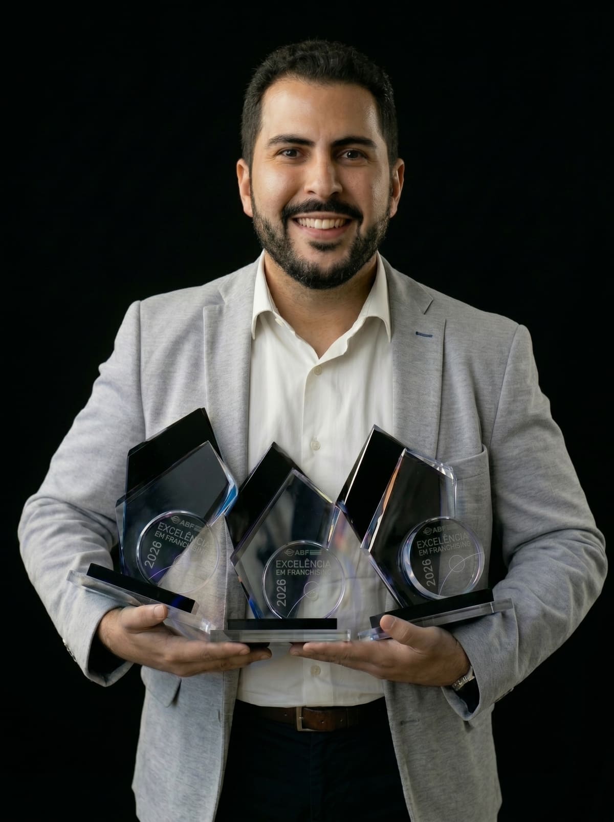 Walker Lima segurando troféus do Prêmio de Excelência ABF